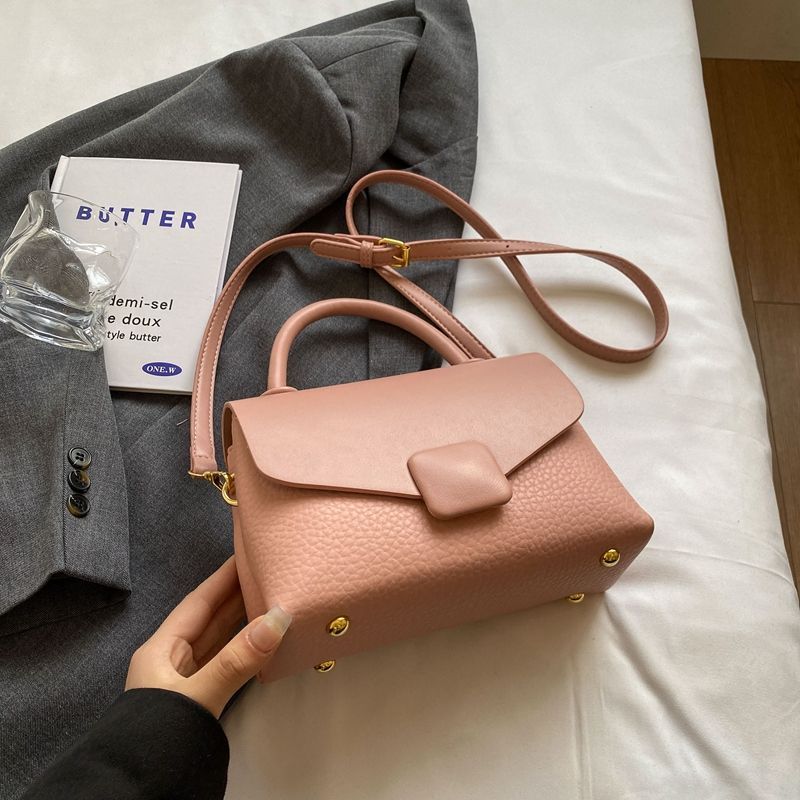 Luxurious Vintage-Inspired Women’s Handbag