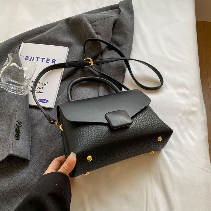 Luxurious Vintage-Inspired Women’s Handbag