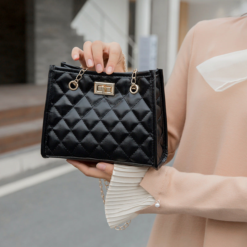 EleganceEdge – Women’s Mini Chain Shoulder Bag
