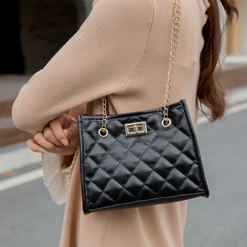EleganceEdge – Women’s Mini Chain Shoulder Bag